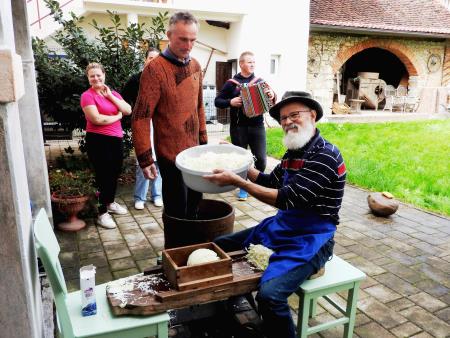 slika_Ivan Kropivnik je prikazal ročno ribanje in tlačenje zelja 